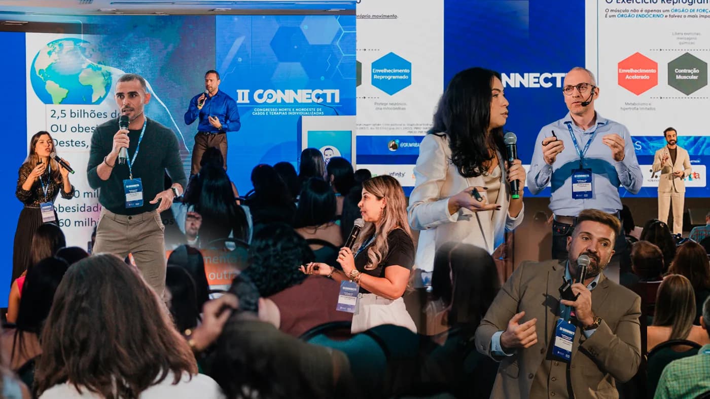 Palestrantes em painel no palco do Congresso Connecti, com a plateia em primeiro plano